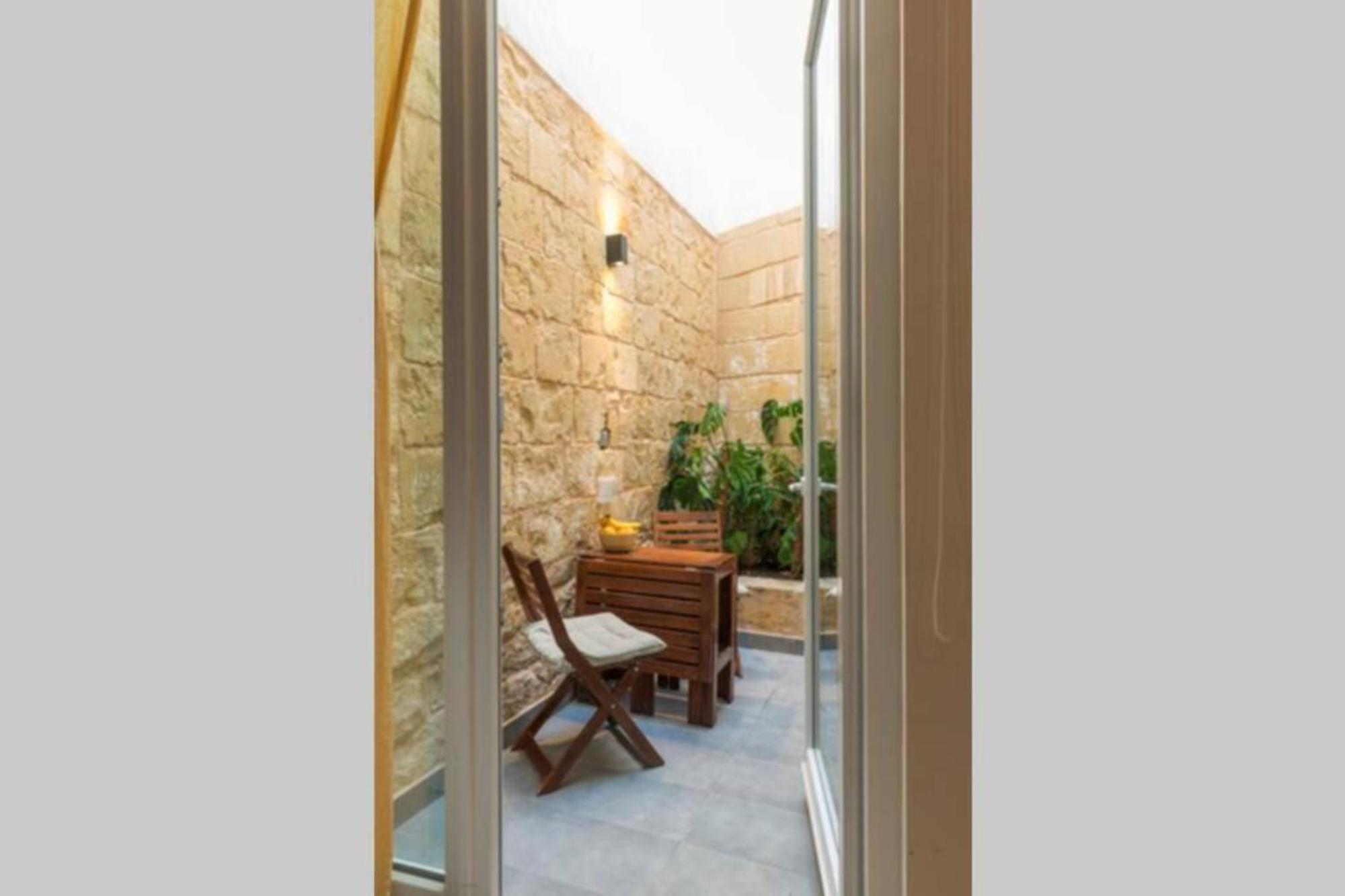 Authentic Gf Apartment With Terrace At The 3 Cities Marina Cospicua Eksteriør billede